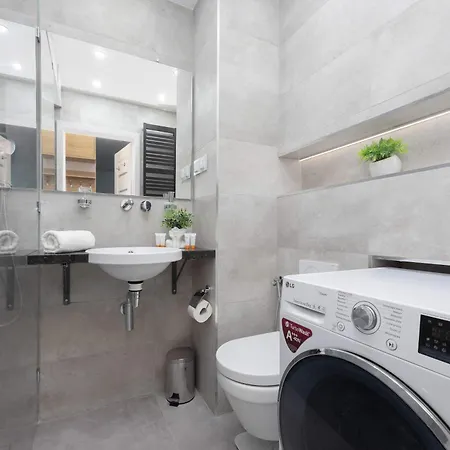 Bright With Parking And Remote Work In Wola By Renters Apartment *