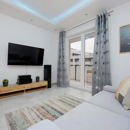 Bright With Parking And Remote Work In Wola By Renters Apartment