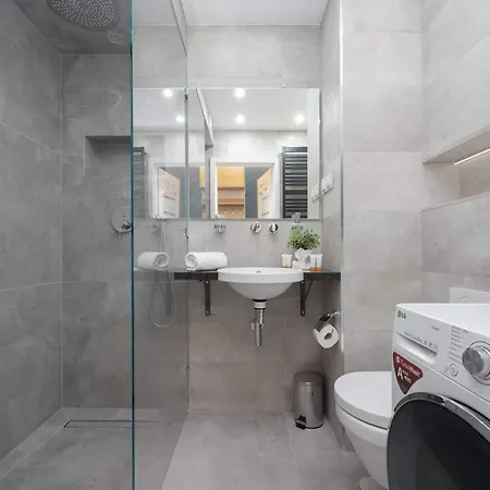 Bright With Parking And Remote Work In Wola By Renters 华沙