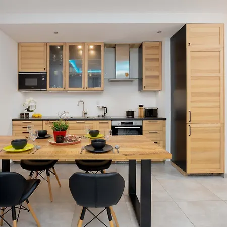 Bright With Parking And Remote Work In Wola By Renters 公寓